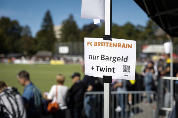 Bei einem Wurststand gibt es die Bezahlmoeglichkeiten Bargeld und Twint, im Schweizer Fussball Cup 1/16 Finalspiel zwischen dem FC Breitenrain und FC Lugano auf dem Sportplatz Spitalacker, am Sonntag, ...