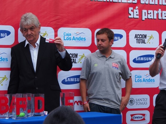 Mel Young bei der Gruppenauslosung des Homeless Worldcup 2014 in Santiago de Chile.&nbsp;