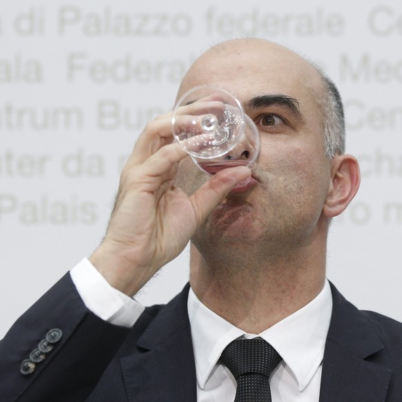 ARCHIV --- ZU DEN THEMEN AN DER SOMMERSESSION DER EIDGENOESSISCHEN RAETE AM MITTWOCH, 19. JUNI 2019, STELLEN WIR IHNEN FOLGENDES BILDMATERIAL ZUR VERFUEGUNG --- Bundesrat Alain Berset trinkt Wasser wa ...