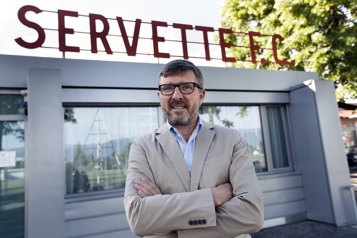 Le nouveau president du Servette FC Didier Fischer pose devant l'entree du centre d'entrainement du Servette FC de Balexert, ce lundi 29 juin 2015 a Geneve. (KEYSTONE/Salvatore Di Nolfi)