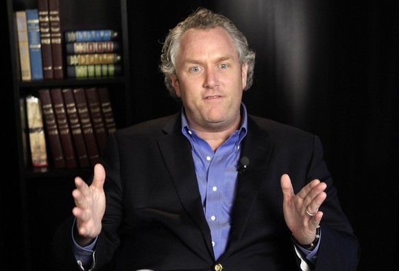 Conservative activist Andrew Breitbart, who runs the websites BigGovernment.com and BigJournalism.com, gestures as he speaks during an interview at the Associated Press in New York, Tuesday, June 7, 2 ...