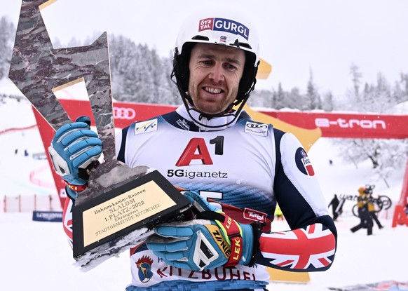 epa09702119 Winner Dave Ryding of Britain celebrates with his trophy after the men&#039;s Slalom race of the FIS Alpine Skiing World Cup event in Kitzbuehel, Austria, 22 January 2022. EPA/CHRISTIAN BR ...