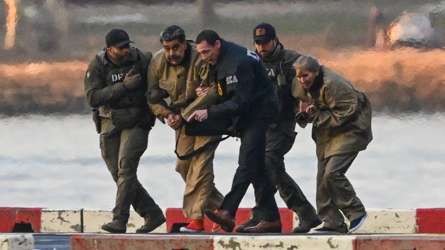epaselect epa12628899 Captured Venezuelan President Nicolas Maduro and his wife, Cilia Flores, arrive at the Wall Street Heliport during their transport to the federal courthouse for their arraignment ...