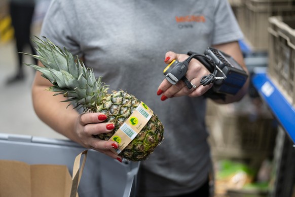 Eine Migros-Mitarbeiterin stellt eine Kundenbestellung im Distributionszentrum in Pratteln zusammen.