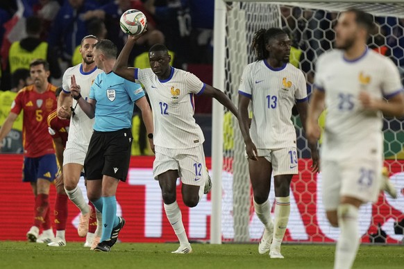 France&#039;s Randal Kolo Muani brings the ball to the center after he scored during the Nations League semifinal soccer match between Spain and France in Stuttgart, Germany, Thursday, June 5, 2025. ( ...