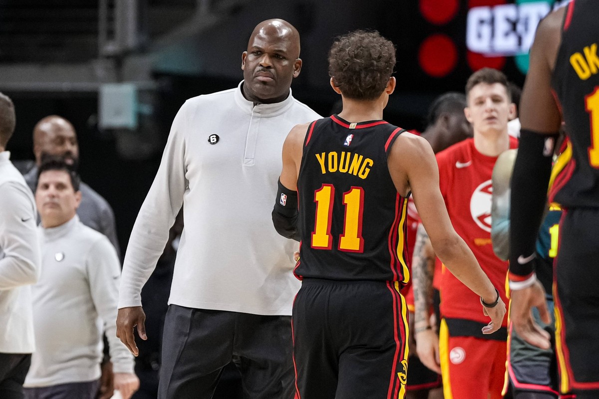 NBA, Basketball Herren, USA New York Knicks at Atlanta Hawks Jan 20, 2023 Atlanta, Georgia, USA Atlanta Hawks guard Trae Young 11 shakes hands with head coach Nate McMillan during a timeout during the ...
