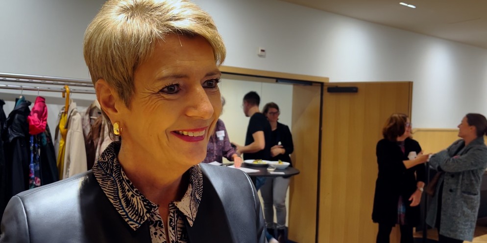 Eine Feier mit einer klaren Forderung. Barbara Berger, Natalie Imboden und Bundesrätin Karin Keller-Sutter im Kurzinterview.