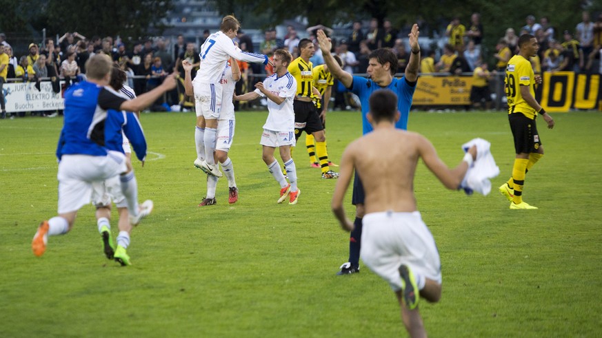 Die Spieler des SC Buochs jubeln nach dem gewonnenen Fussball Schweizer Cup 1/16 Final Spiel zwischen dem SC Buochs und den Berner Young Boys am 20. September 2014 auf dem Sportplatz Seefeld in Buochs ...