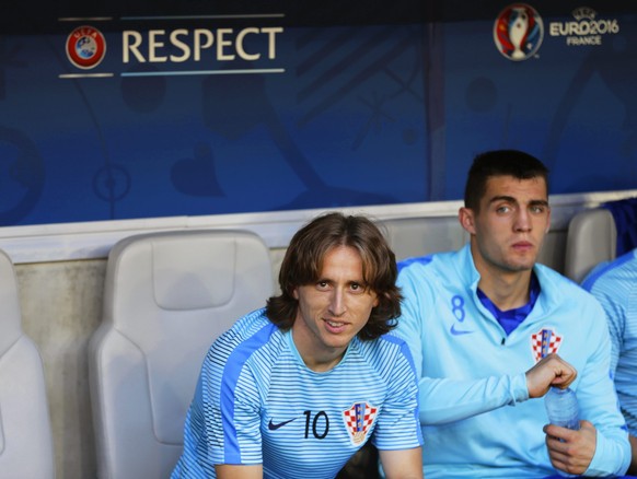 epa05382238 Croatian players Luka Modric (L) and Mateo Kovacic (R) sit on the bench before the UEFA EURO 2016 group D preliminary round match between Croatia and Spain at Stade de Bordeaux in Bordeaux ...