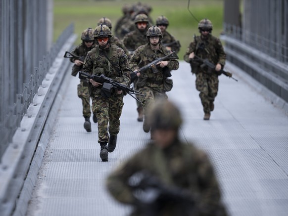 Soldaten ddes Gebirgsinfanterie Bataillon 29 er Schweizer Armee ruecken vor bei einem Gefechtsschiessen, aufgenommen am Dienstag, 27. Mai 2025, in Chur. (KEYSTONE/Gian Ehrenzeller).