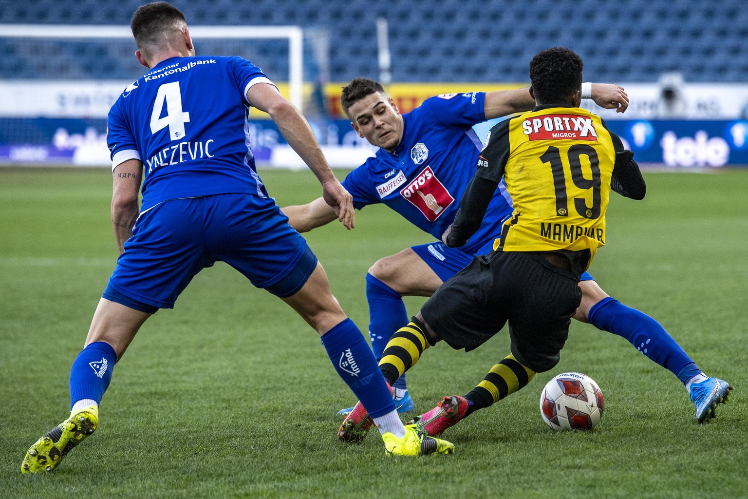 Felix Mambimbi, rechts, von YB im Spiel gegen Filip Ugrinic, mitte, von Luzern beim Super League Meisterschaftsspiel zwischen dem FC Luzern und dem BSC Young Boys vom Sonntag, 28. Februar 2021 in Luze ...