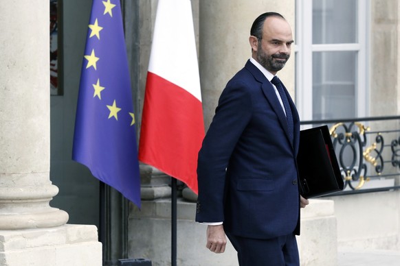 epa07209810 French Prime Minister Edouard Philippe leaves after a cabinet meeting at the Elysee Palace in Paris, France, 05 December 2018. EPA/ETIENNE LAURENT