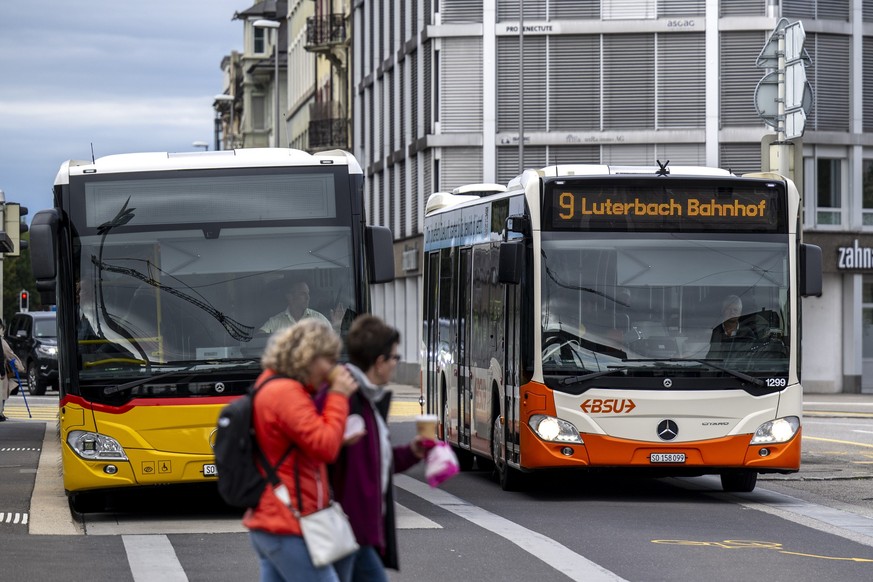 Ein Linienbus der Busbetriebe Solothurn und Umgebung, BSU, rechts, und ein Postauto stehen an der Haltestelle beim Bahnhof, am Samstag, 4. Oktober 2025, in Solothurn. (KEYSTONE/Peter Schneider)