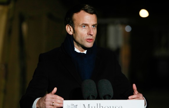 epa08322725 French President Emmanuel Macron delivers a speech after the visit of the military field hospital outside the Emile Muller Hospital in Mulhouse, eastern France, 25 March 2020, on the tenth ...