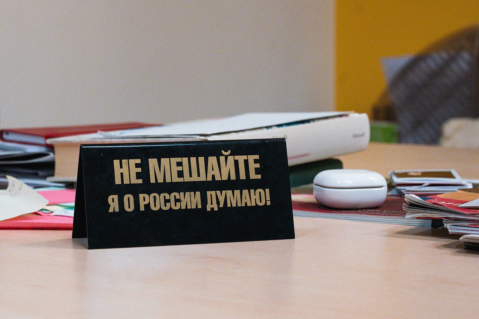 Schild im Büro der «Novaya Gazeta Europe»: «Bitte nicht stören, ich denke über Russland nach»