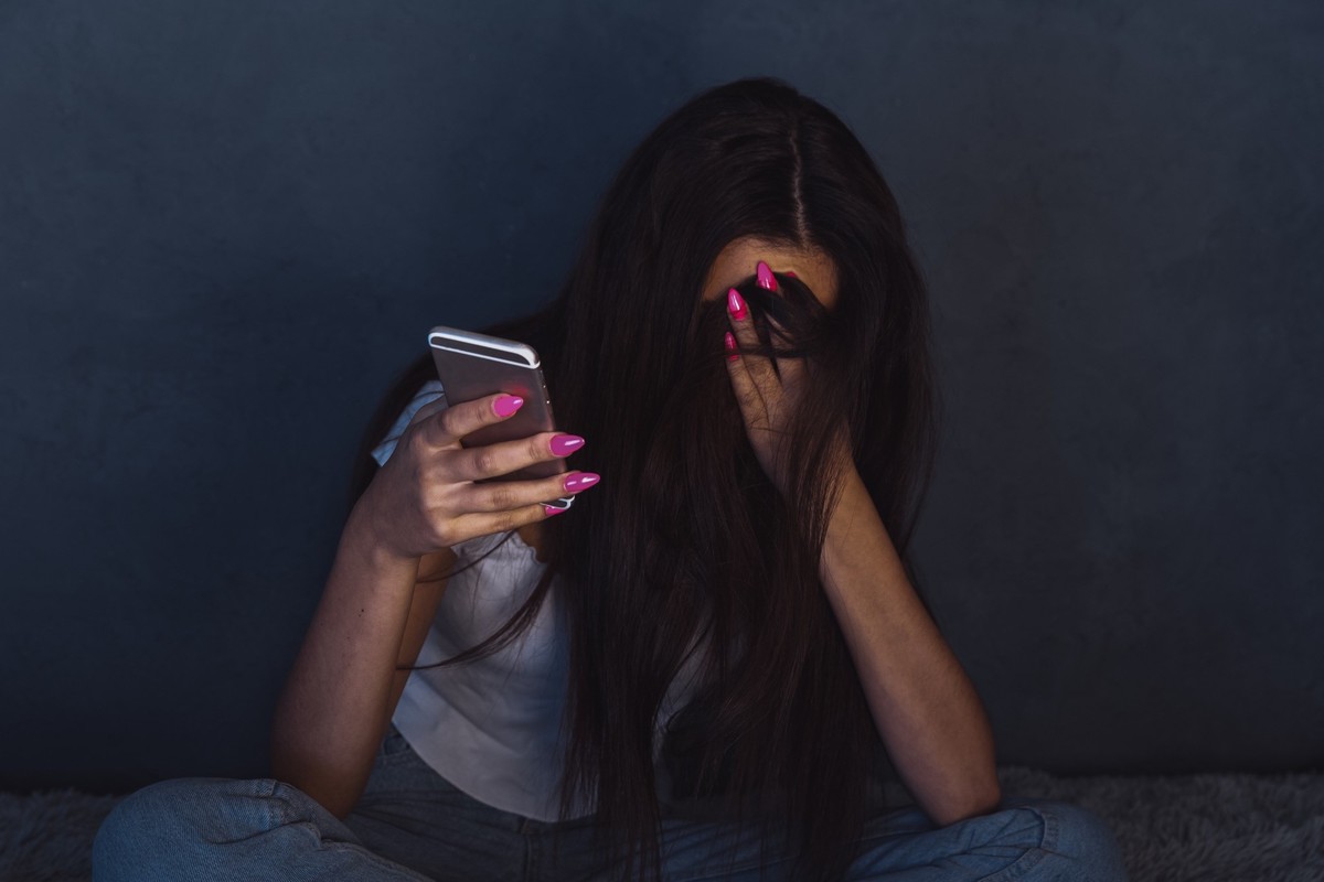 Teenager mit Smartphone, Cyber-Grooming (Symbolbild)