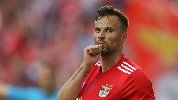 ARCHIV - ZUM JAHRESRUECKBLICK 2019 - SPORT STELLEN WIR IHNEN FOLGENDES BILDMATERIAL ZUR VERFUEGUNG - epa07547433 SL Benfica&#039;s Haris Seferovic celebrates after scoring a goal against Portimonense  ...