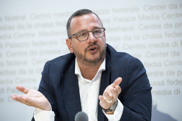 Philipp Matthias Bregy, Nationalrat Mitte-VS und Parteipraesident Mitte, spricht waehrend einer Medienkonferenz anlaesslich der Lancierung des Referendums gegen den indirekten Gegenvorschlag des Parla ...