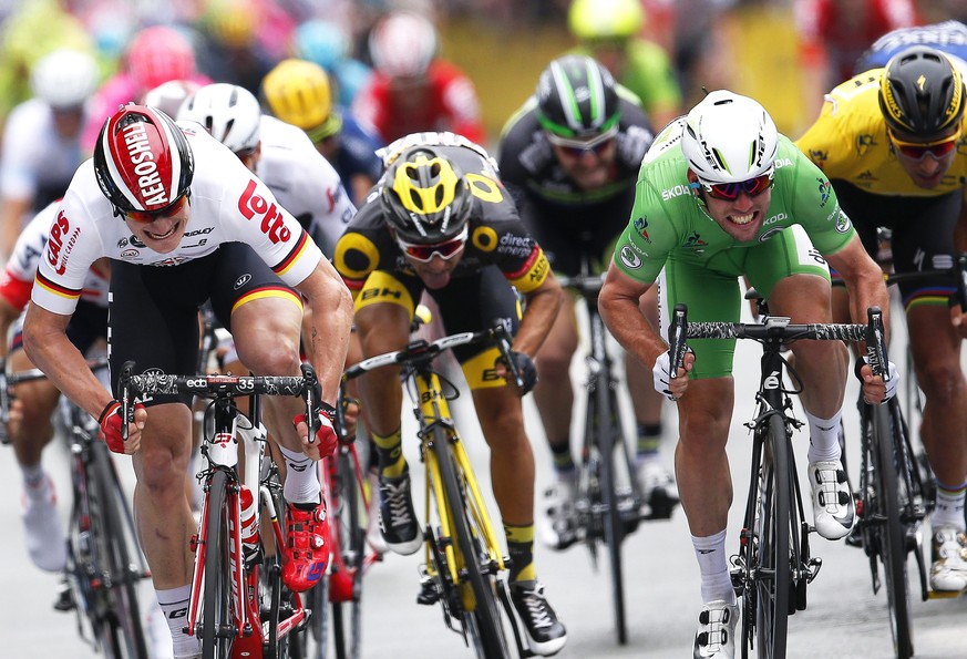 Sie bissen sich aneinander die Zähne aus, doch letztlich setzte sich Mark Cavendish (in Grün) ganz knapp gegen André Greipel (l.) durch.