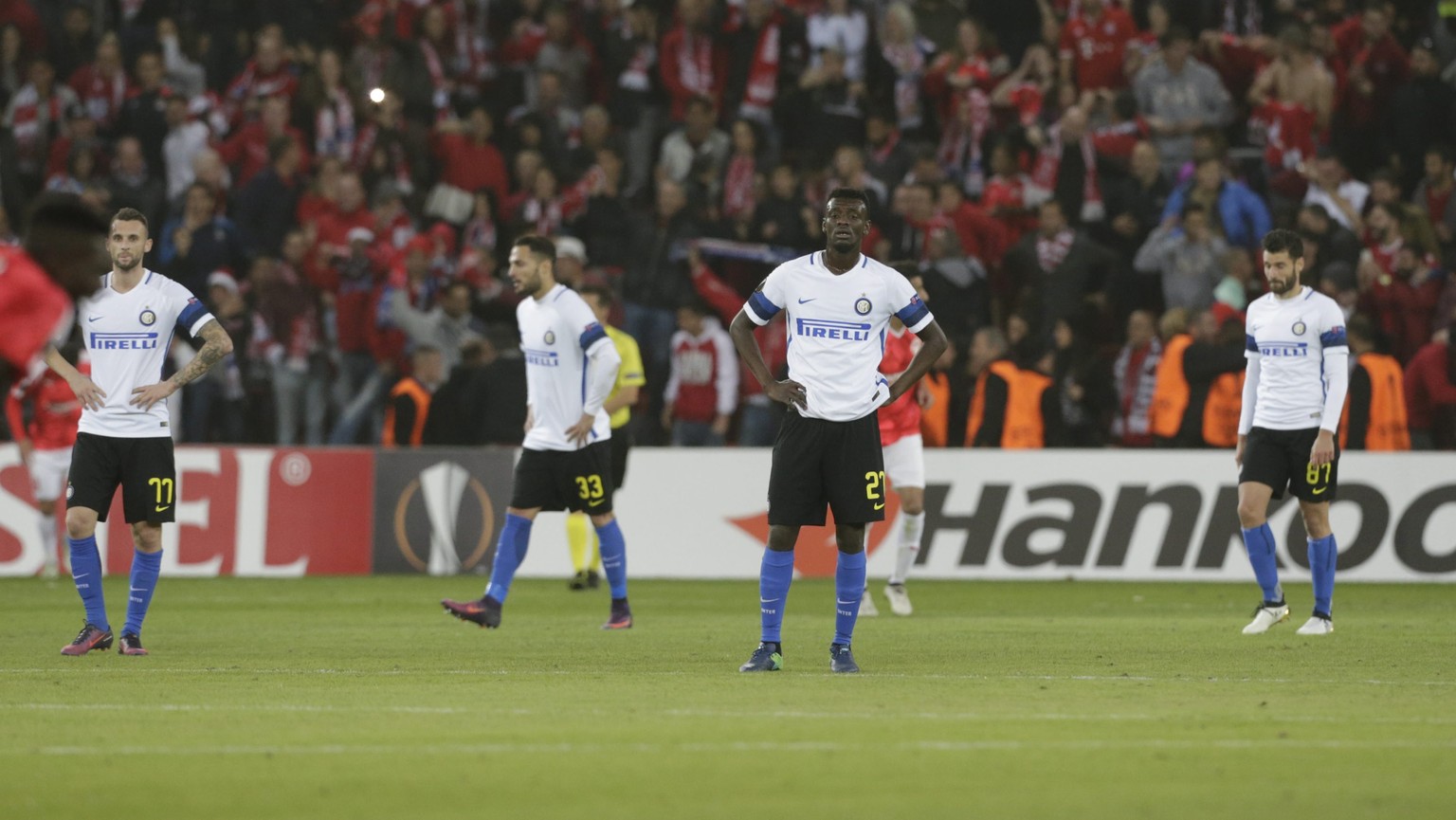 epa05645995 Inter Milan players react after losing against Hapoel Beer Sheva 3-2 during their UEFA Europa League match at Turner stadium in Beer Sheva, Israel, 24 November 2016. EPA/ABIR SULTAN