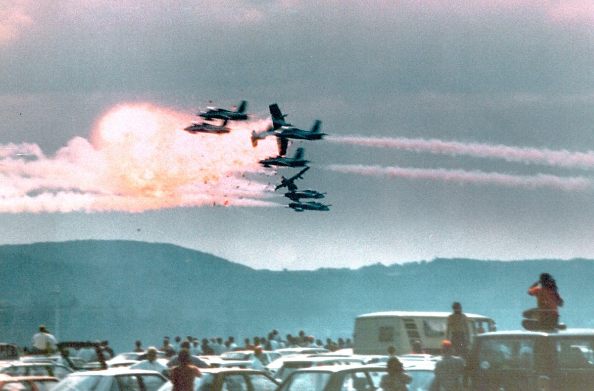 Jets of the Italian aerobatic squad 'Frecce Tricolori' colliding in the air over the Ramstein Air Base, where they were participatig in an Air-Show, pictured on August 28, 1988. The accident ...