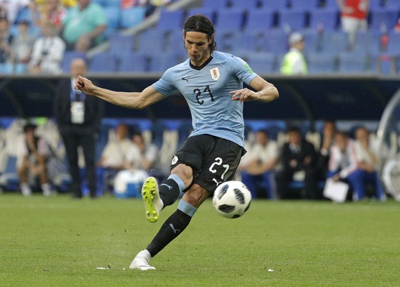 Uruguay&#039;s Edinson Cavani takes a free kick during the group A match between Uruguay and Russia at the 2018 soccer World Cup at the Samara Arena in Samara, Russia, Monday, June 25, 2018. (AP Photo ...