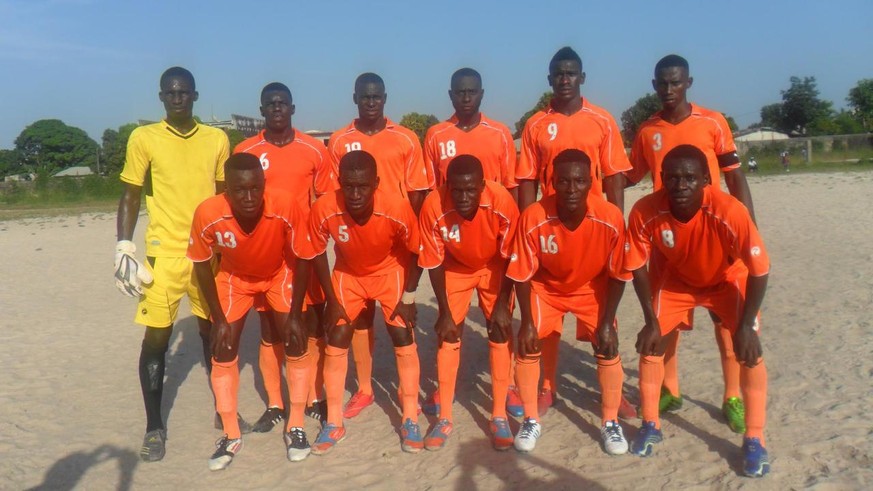 Bakary Daffeh (hintere Reihe, 2.v.r.) auf dem Mannschaftsfoto von Brikama United aus Gambia von 2013.