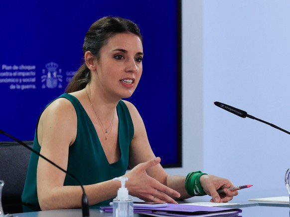epa09952539 Spanish Equality&#039;s Minister, Irene Montero, addresses a press conference after the weekly Cabinet meeting at La Moncloa Palace complex, in Madrid, Spain, 17 May 2022. EPA/ZIPI