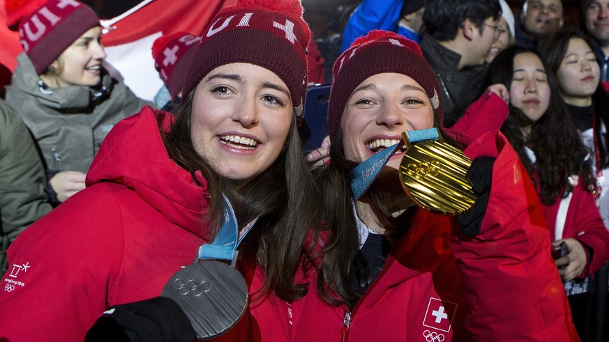 Doppelsieg im Ski-Slopestyle: Olympiasiegerin Sarah Höfflin (rechts) feiert mit Mathilde Gremaud.