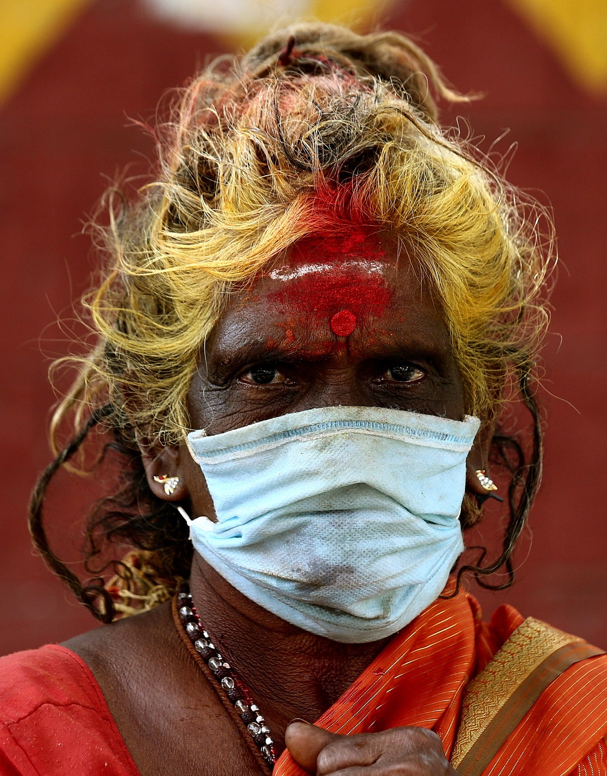 epa08379413 An Indian women wear mask during the nation-wide lockdown in Bangalore, India, 23 April 2020. India's Prime Minister Narendra Modi announced on 14 April that the country's initia ...