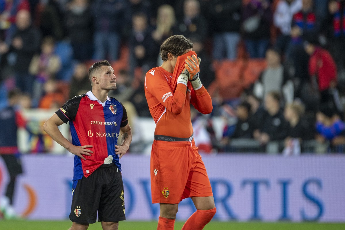 Die Spieler des FC Basel mit Taulant Xhaka, links, und Marvin Hitz, rechts, reagieren nach dem Super League Meisterschaftsspiel zwischen dem FC Basel und dem Servette FC vom Samstag, 21. Oktober 2023  ...