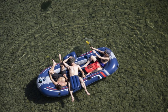 Menschen geniessen das sommerliche Wetter auf der Limmat, aufgenommen am Samstag, 11. Juni 2022 in Zuerich. (KEYSTONE/Ennio Leanza).