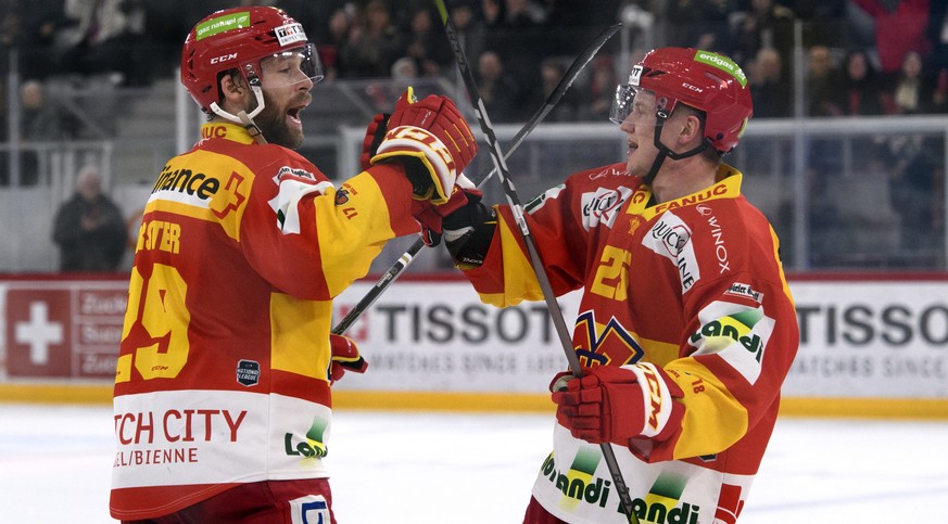 Biels Beat Forster, links, und Biels Toni Rajala, rechts, jubelt nach seinem Tor (2-0), beim Eishockey Meisterschaftsspiel der National League A zwischen den HC Biel und dem ZSC Lions, am Samstag, 3.  ...