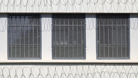 SPERRFRIST 10:45 - Stacheldraht saeumen die Mauern in dem Gefaengnis anlaesslich eines Modellversuchs der U-Haft im Ausbildungszentrum Meilen, aufgenommen am Dienstag, 25. Juni 2024 in Meilen. (KEYSTO ...