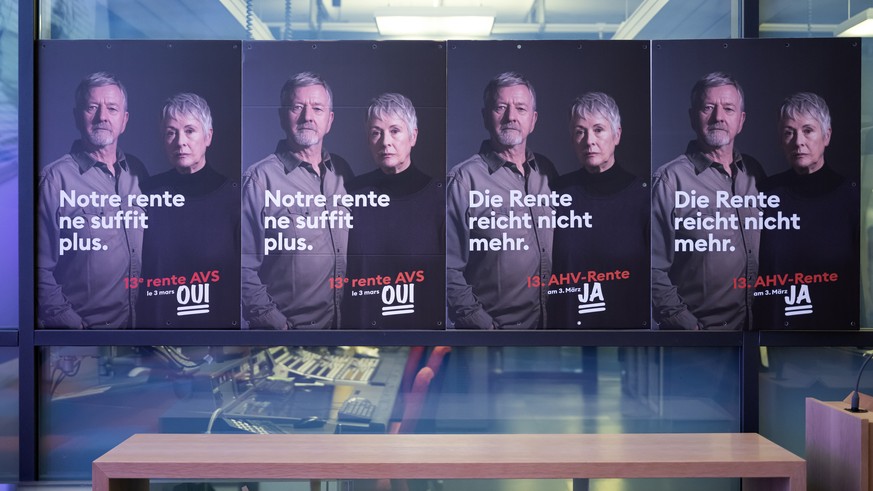 Plakate des Ja-Komitees zur Abstimmung der Initiative fuer die 13. AHV Rente fotografiert kurz vor einer Medienkonferenz des Initiativkomitees fuer eine 13. AHV-Rente am Dienstag, 9. Januar 2024 in Be ...