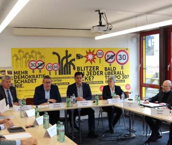 Medienkonferenz vom 26. Januar 2026. Hinten rechts das Abstimmungsplakat, das für Verwirrung sorgt.