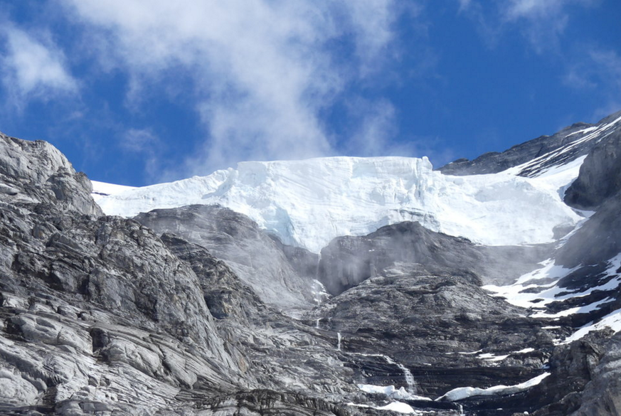 Die Station der Jungfraubahnen liegt unterhalb des abbruchgefährdeten Gletscherstücks.