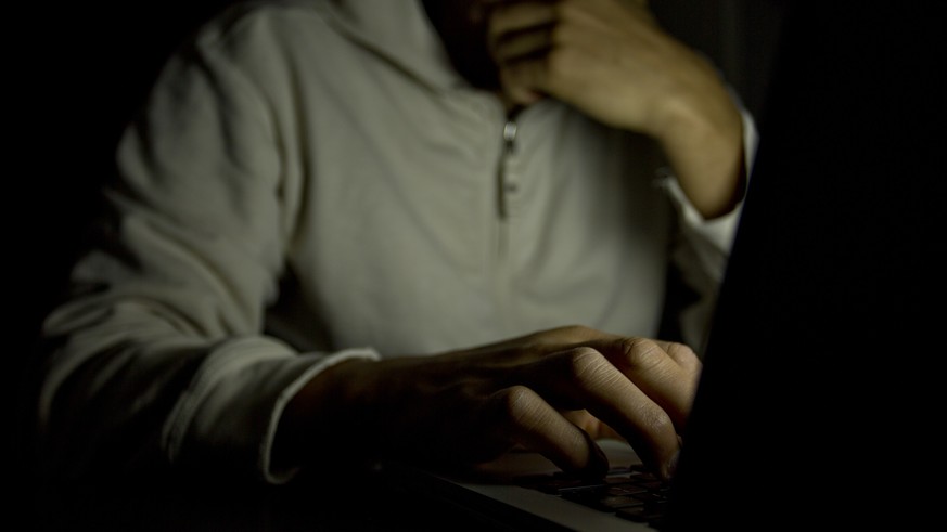 pädophilie paedophilie mann vor laptop nacht alleine