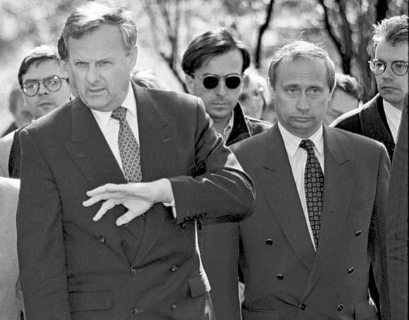 Anatoli Sobtschak (l.) 1994 mit seinem damaligen Stellvertreter Wladimir Putin.