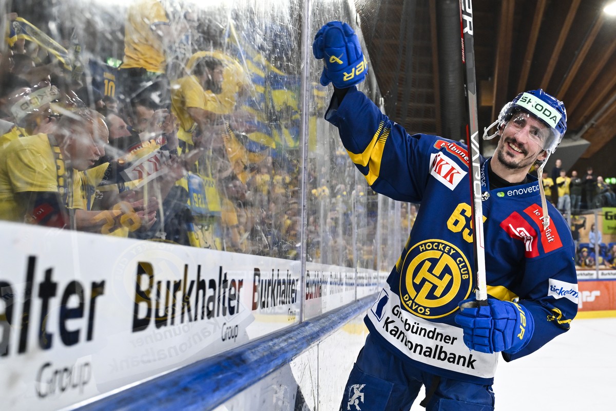 Marc Wieser feiert mit den Fans nach dem sechsten Eishockey Playoff Halbfinalspiel der National League zwischen dem HC Davos, HCD, und den ZSC Lions, ZSC, am Donnerstag, 10 April 2025, in der zondacry ...