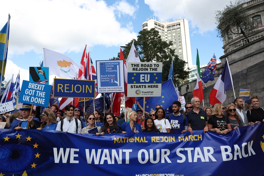 epa10878437 People participate in the &#039;Rejoin&#039; march in central London, Britain, 23 September 2023. This was the second national rejoin march calling for the United Kingdom to rejoin the Eur ...