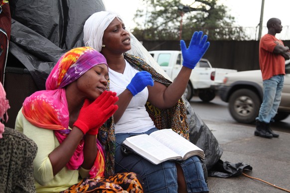 Beten gegen Ebola: Frauen in Liberia.
