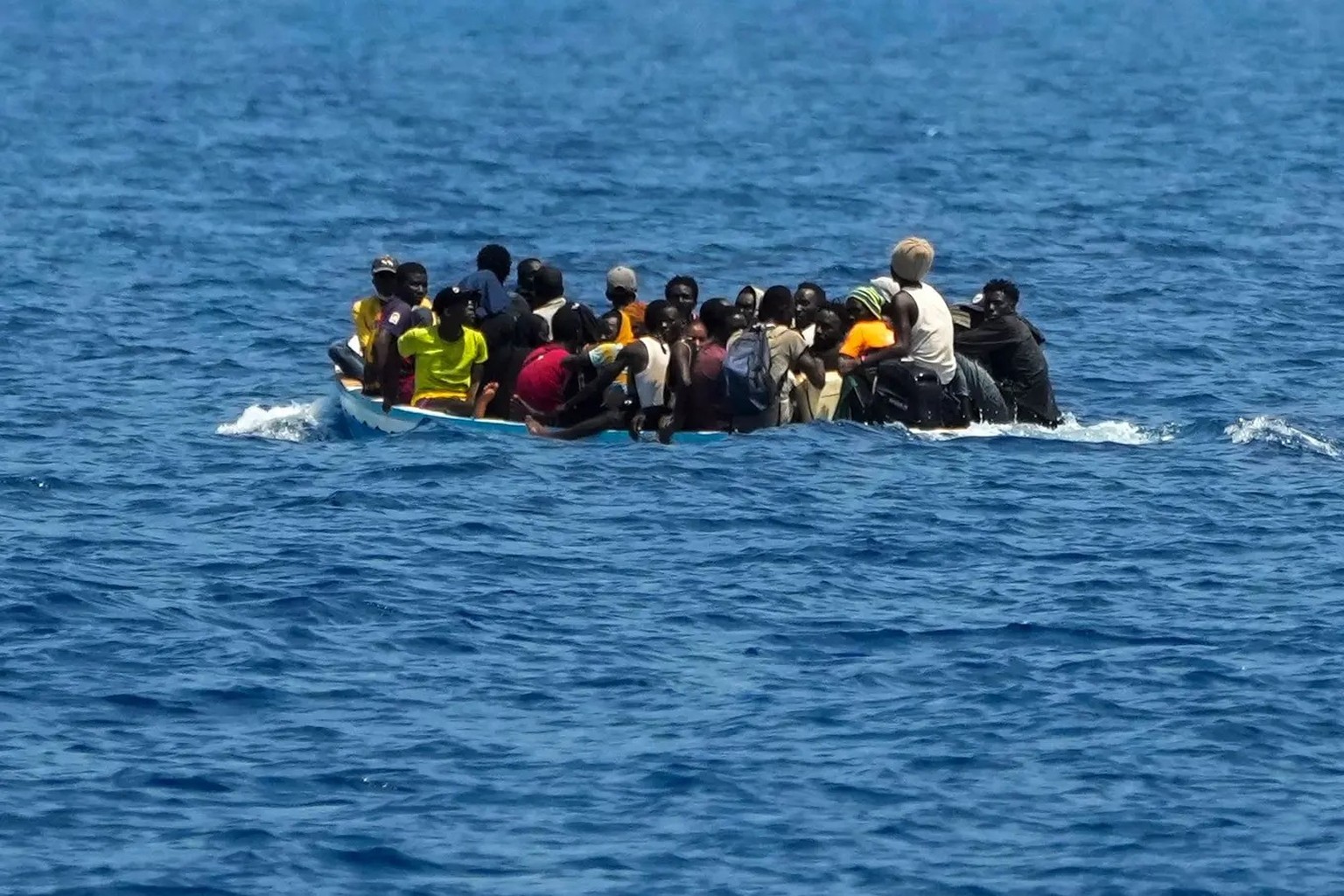 Gefährliches Unterfangen: Migranten aus Afrika auf dem Weg nach Lampedusa warten auf die Rettung durch die italienische Küstenwache.