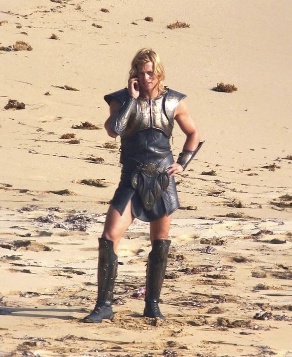 brad pitt am set von troy

https://www.reddit.com/r/popculturechat/comments/1kkcq5u/actors_doing_modern_things_while_being_on_set_of/