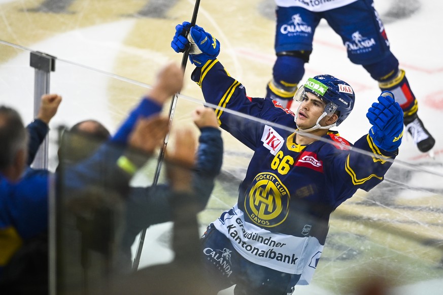 Davos&#039; Valentin Nussbaumer bejubelt sein 2-0 beim Eishockey Spiel der National League zwischen dem HC Davos und dem SCL Tigers, am Dienstag, 21. September 2021, im Eisstadion in Davos. (KEYSTONE/ ...