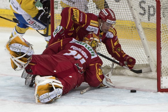 Tigers Goalie Ivars Punnenvos, und der Langnauer Yannick-Lennart Albrecht retten auf der Linie, waehrend dem Meisterschaftsspiel in der NLA, zwischen den SCL Tigers und dem HC Davos, am Freitag 20. No ...