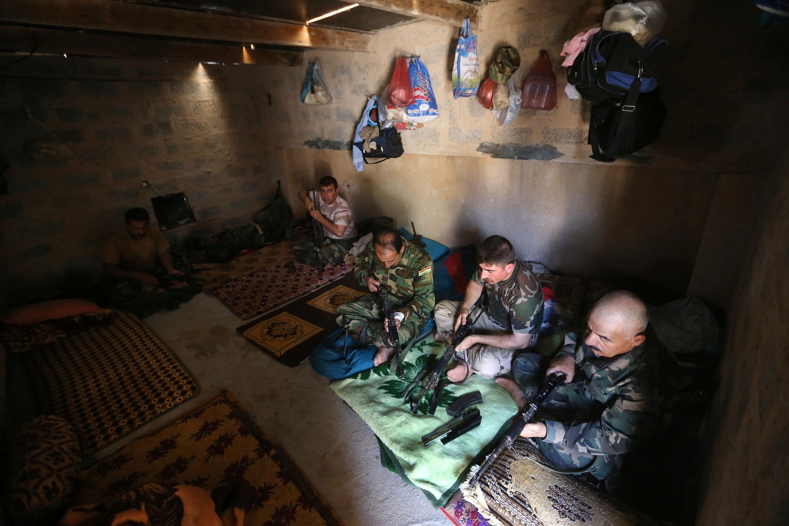 Kurdische Kämpfer säubern ihre Waffen in der Provinz Kirkuk: Auch sie nutzen das Chaos um an die Macht zu kommen.&nbsp;