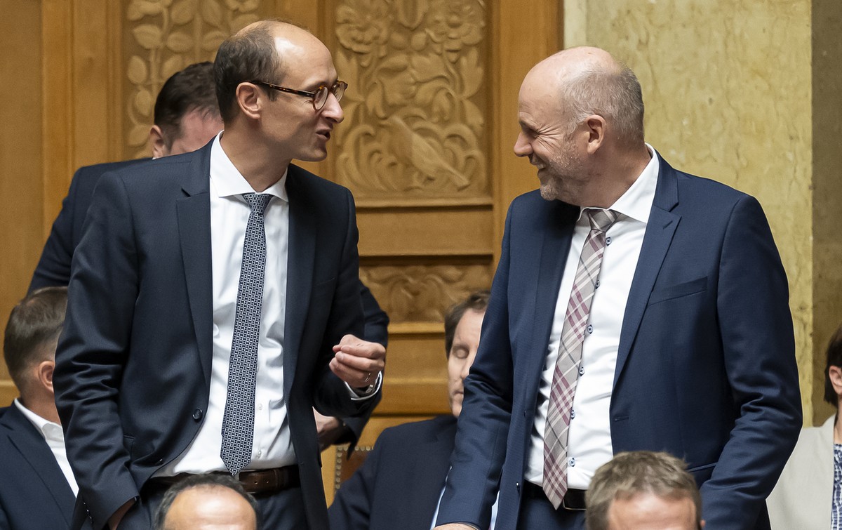 Martin Candinas, Mitte-GR, oben-Mite, spricht mit Thomas Hurter, SVP-SH, ueber den Parlamentariern, die die Debatten verfolgen, waehrend der Herbstsession der Eidgenoessischen Raete, am Donnerstag, 19 ...