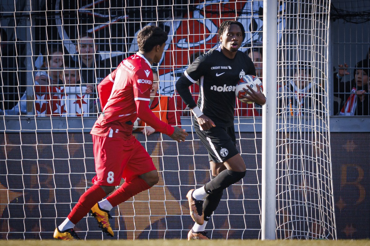 L'attaquant zurichois Jonathan Okita, droite, celebre apres avoir marque un penalty aux cotes de le milieu valaisan Baltazar Costa, gauche, lors de la rencontre du championnat de football de Supe ...