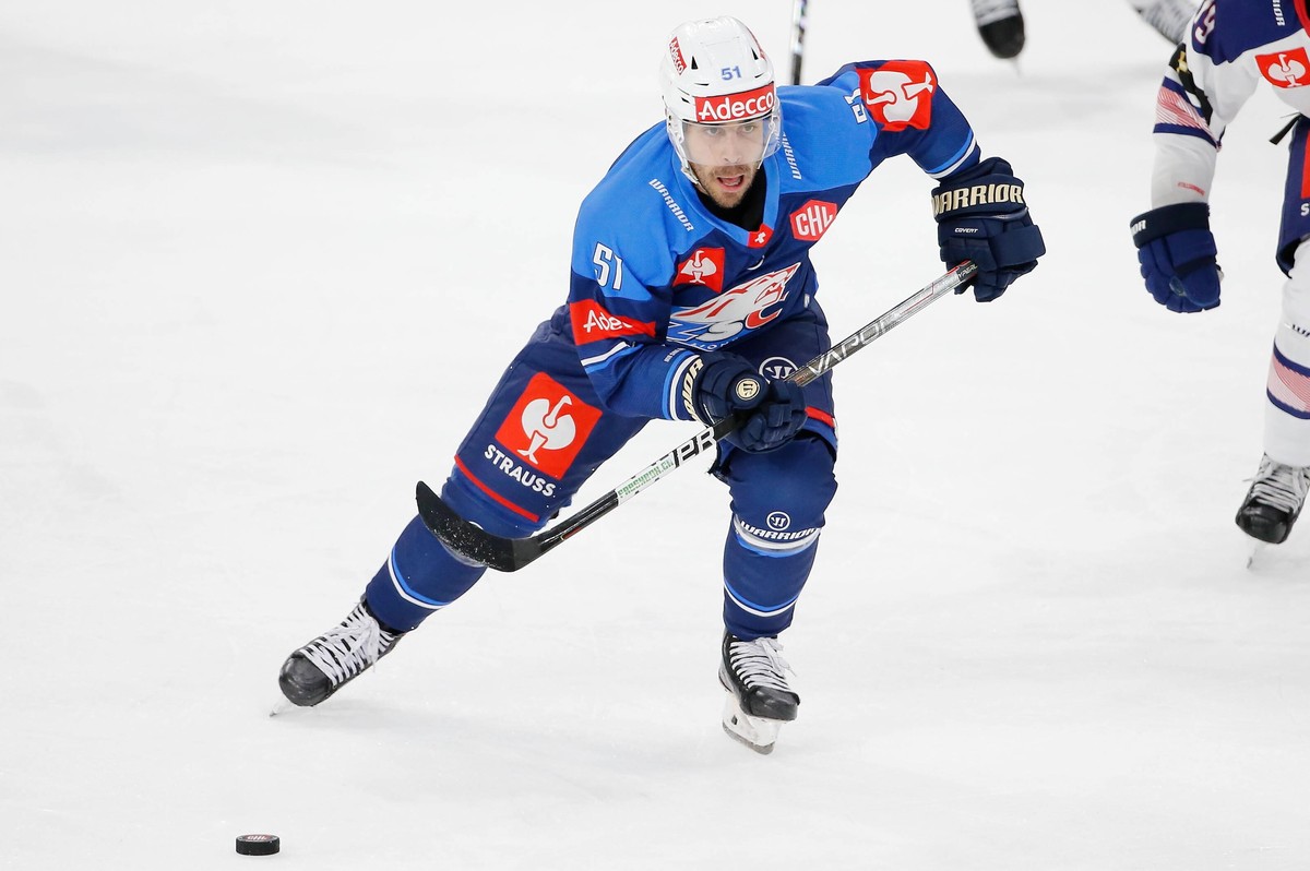 Foto Manuel Geisser 26.08.2021 Zürich : Hallenstadion Zürich Saison 2021/2022 Herren Eishockey CHL ZSC Lions - IFK Helsinki Justin Azevedo (ZSC Lions) *** Photo Manuel Geisser 26 08 2021 Zurich Hallen ...